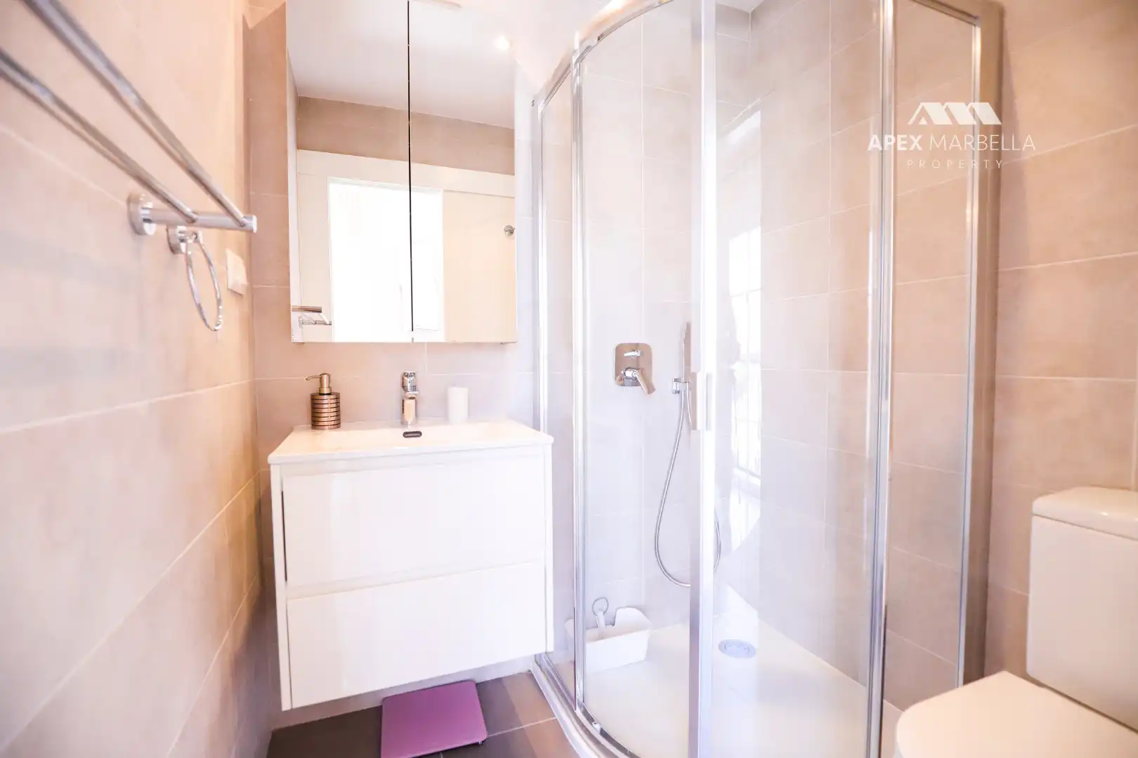 Badezimmer von Einfamilien-Reihenhaus zum Verkauf in Marbella mit Klimaanlage, Privatgarten und Terrasse