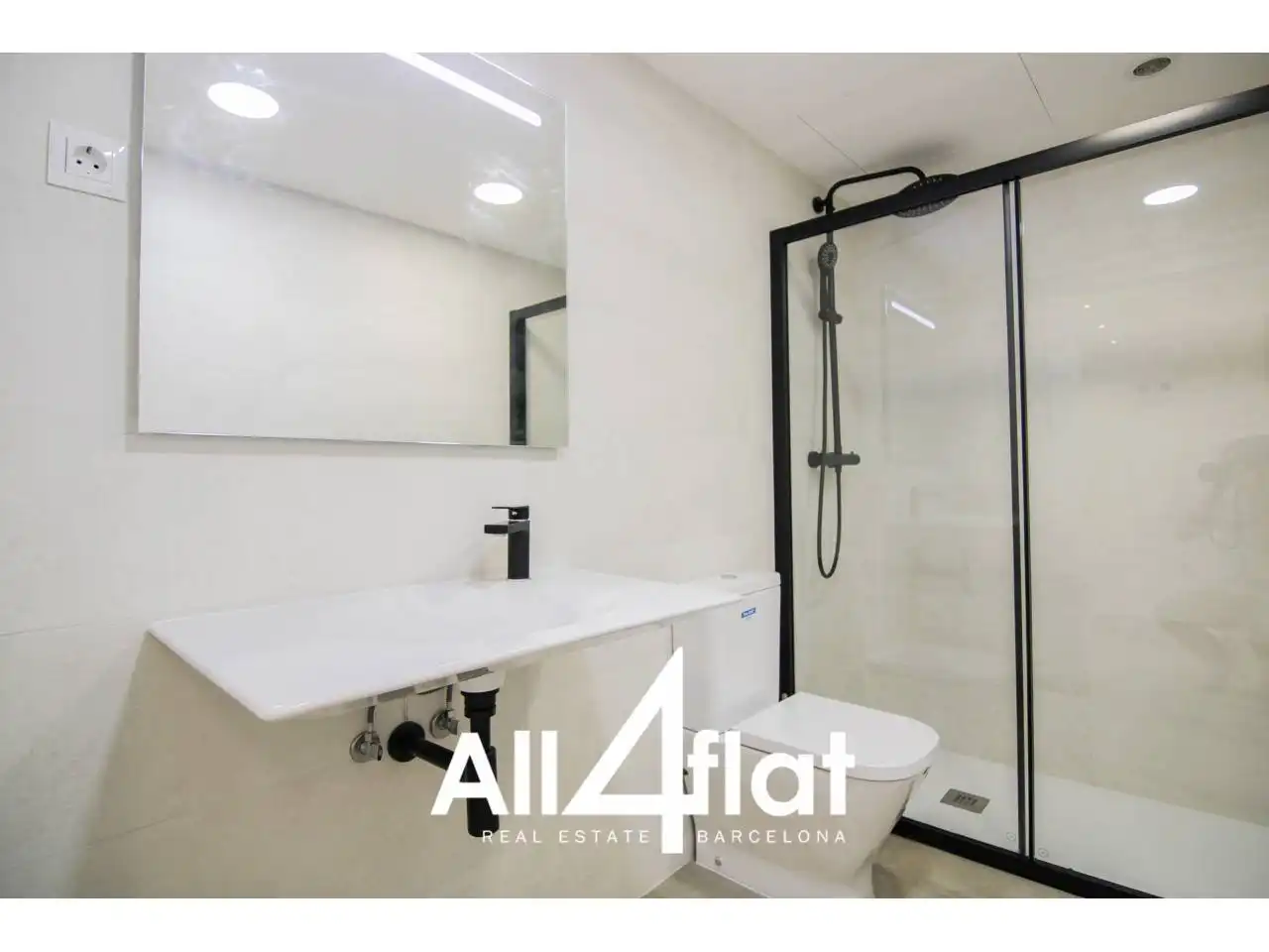 Bathroom of Flat for rent in Barcelona  with Air Conditioner, Heating and Parquet flooring