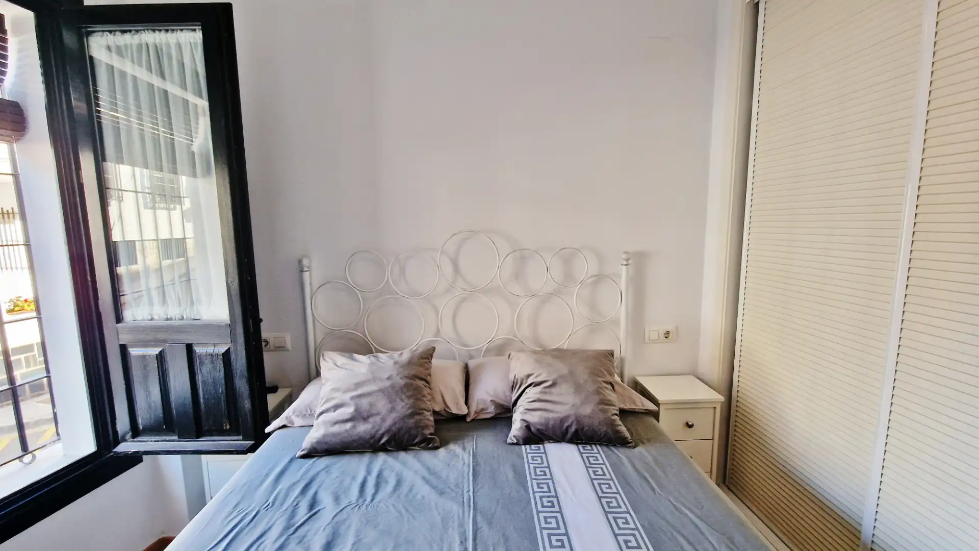 Dormitori de Apartament en venda en Vélez de Benaudalla amb Moblat, Forn i Rentadora