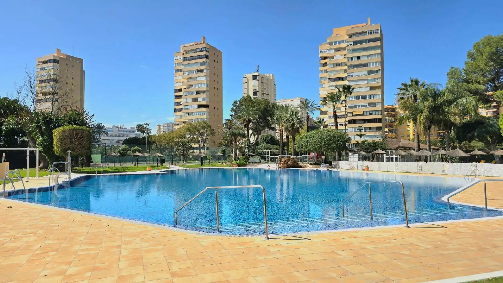 Schwimmbecken von Wohnungen zum Verkauf in Torremolinos mit Privatgarten, Möbliert und Gemeinschaftspool
