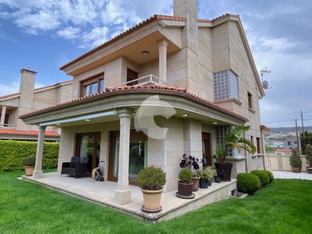Casa-chalet en Venta en Noalla