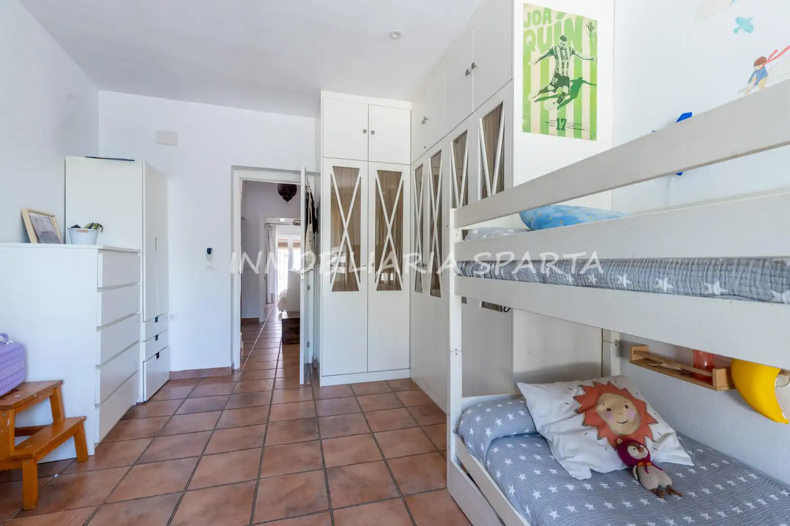 Casa adosada en venta en Gelves con Terraza, Horno y Lavadora