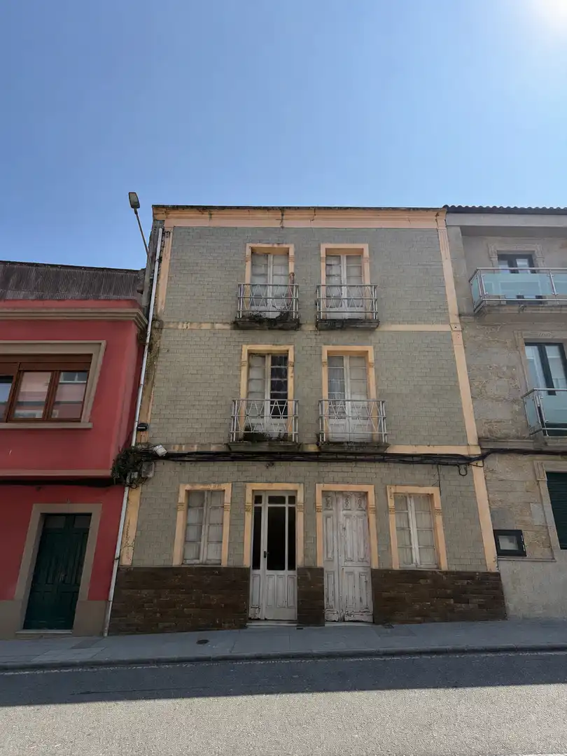 Vista exterior de Casa adosada en venda en Ponteceso amb Terrassa