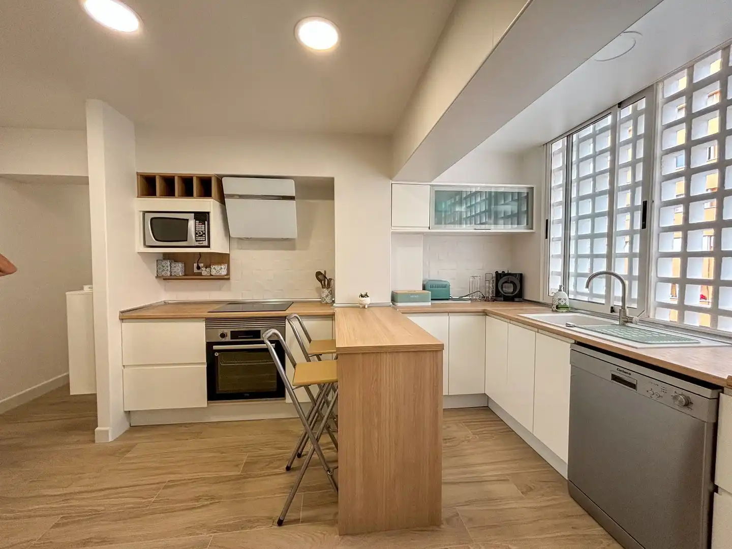 Cuina de Apartament de lloguer en Torrevieja amb Piscina i Piscina comunitària