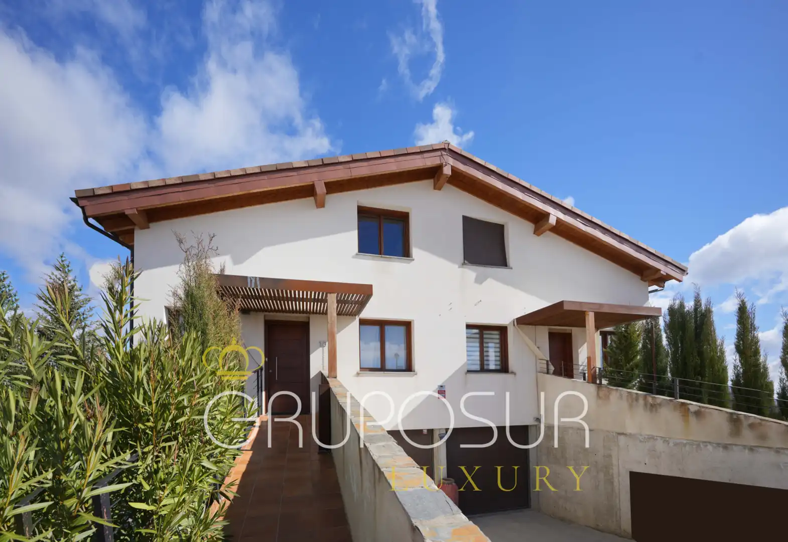 Außenansicht von Einfamilien-Reihenhaus zum Verkauf in Valladolid mit Klimaanlage, Heizung und Terrasse