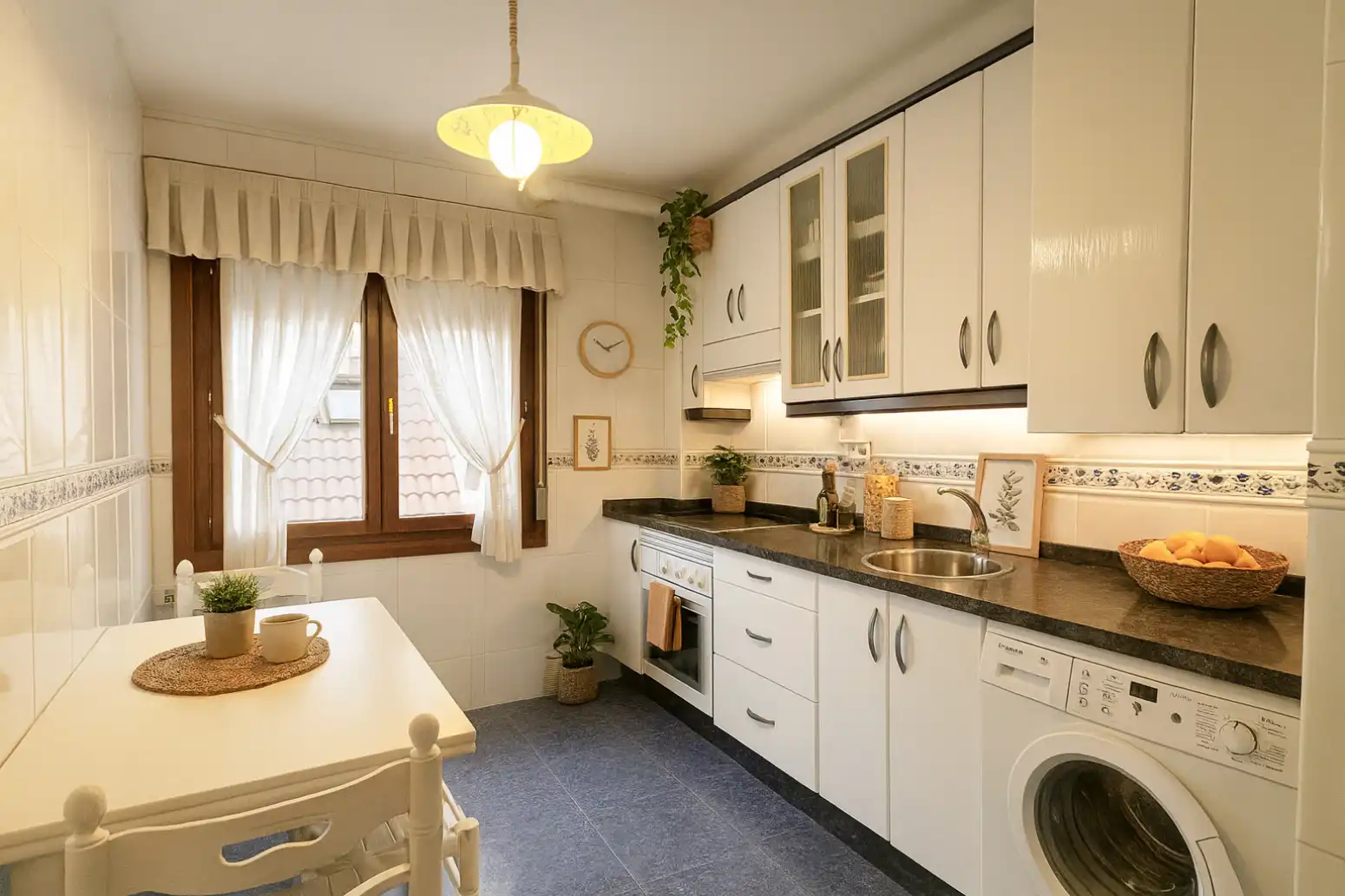 Cocina de Piso en venta en Oviedo  con Calefacción, Jardín privado y Parquet