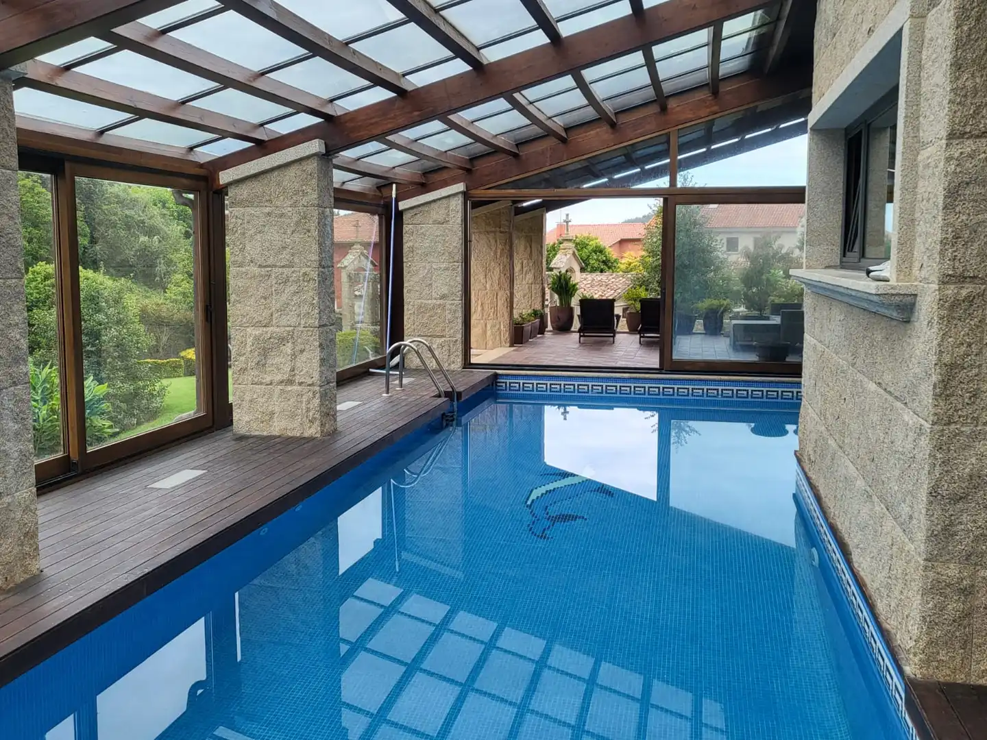 Piscina de Casa o xalet en venda en Nigrán amb Aire condicionat, Calefacció i Jardí privat