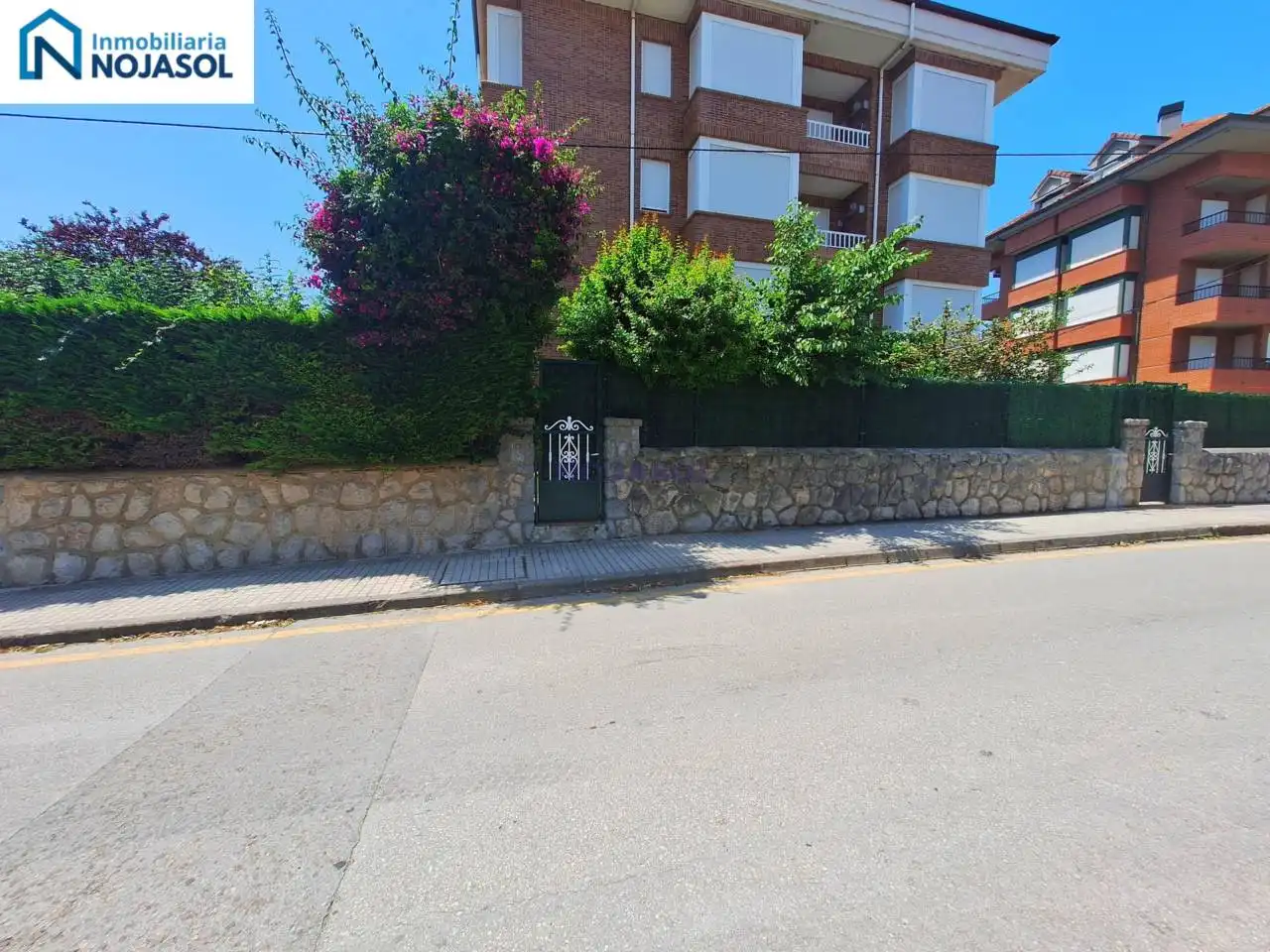 Vista exterior de Apartament de lloguer en Noja amb Calefacció, Jardí privat i Terrassa