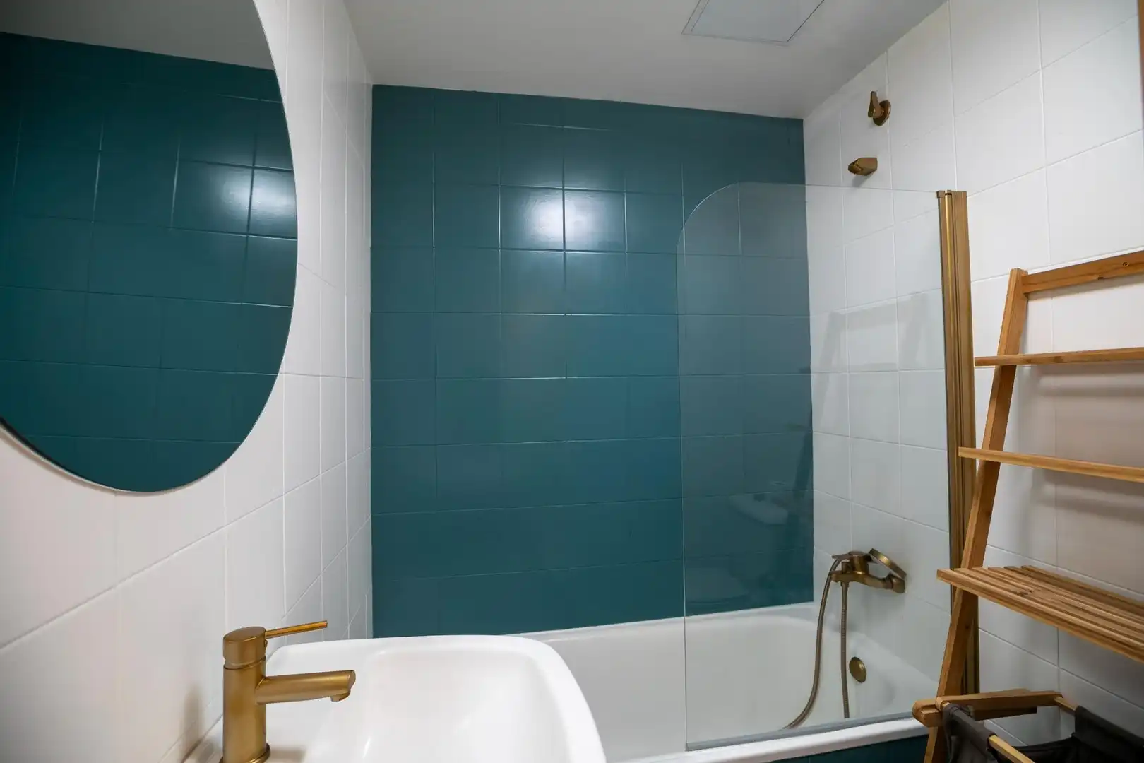 Bathroom of Flat for sale in Jaca  with Heating, Parquet flooring and Terrace