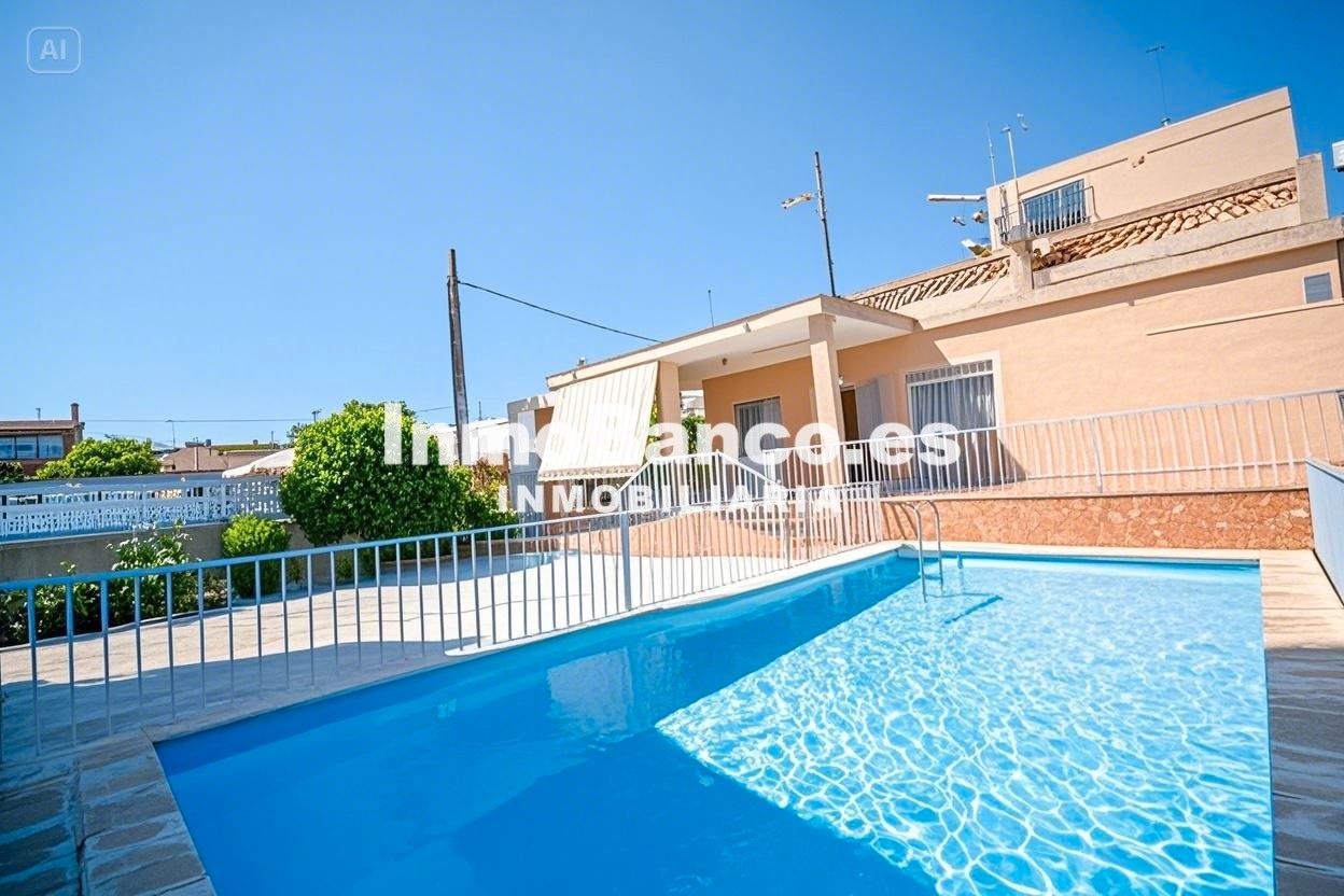 Vista exterior de Casa o xalet en venda en Torrent amb Aire condicionat, Jardí privat i Terrassa