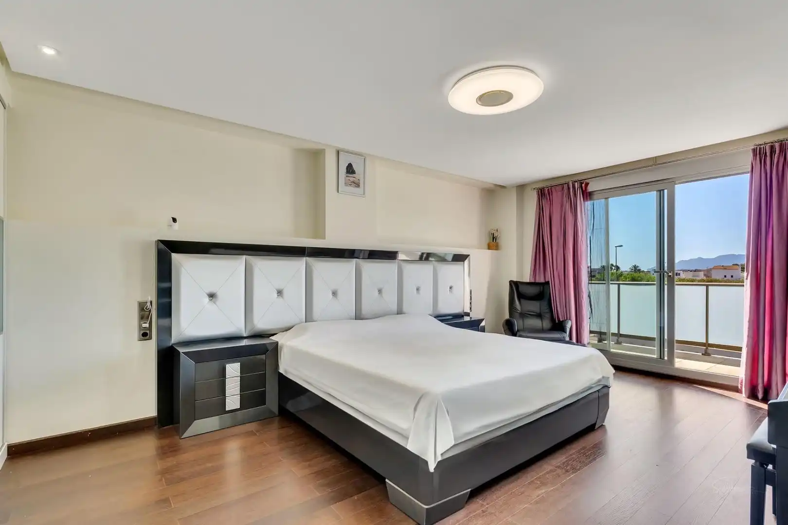 Dormitori de Casa o xalet en venda en Oliva amb Aire condicionat, Jardí privat i Terrassa