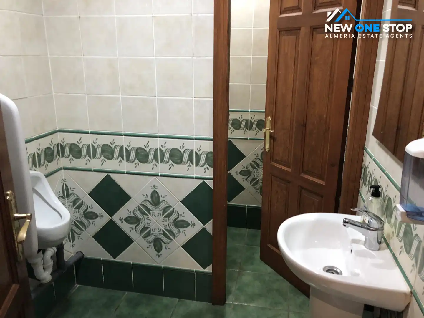 Badezimmer von Geschaftsraum zum Verkauf in Mojácar mit Klimaanlage, Heizung und Terrasse