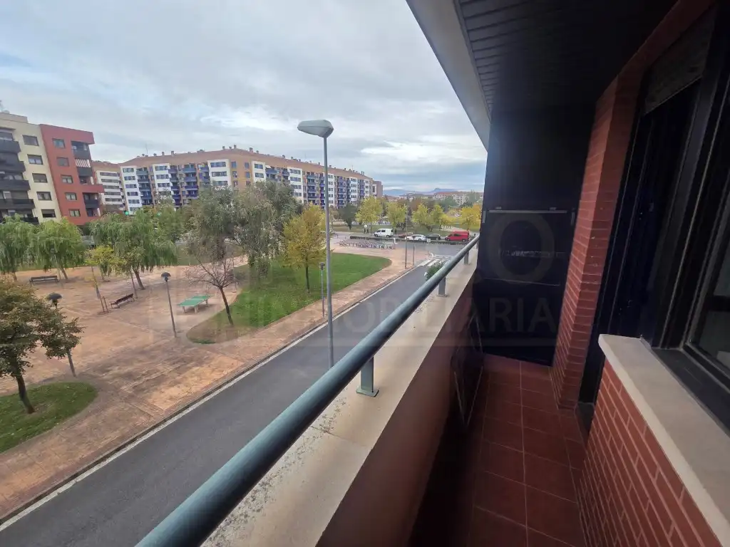 Vista exterior de Piso en venta en  Logroño