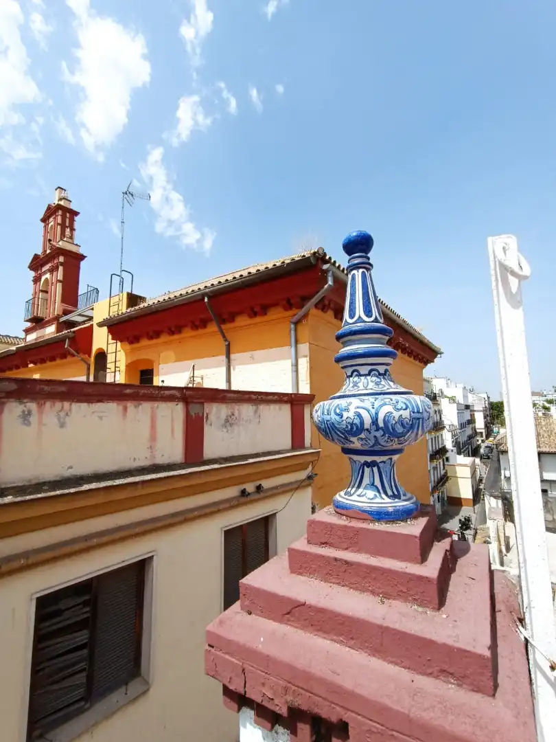 Vista exterior de Casa adosada en venda en Sevilla amb Terrassa i Balcó