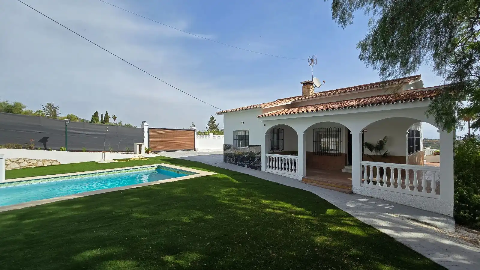 Vista exterior de Casa o xalet en venda en Torremolinos amb Aire condicionat, Terrassa i Traster