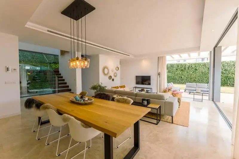 Sala d'estar de Casa o xalet de lloguer en Estepona amb Aire condicionat, Jardí privat i Terrassa