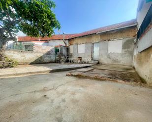Vista exterior de Casa adosada en venda en Guadarrama amb Jardí privat i Terrassa