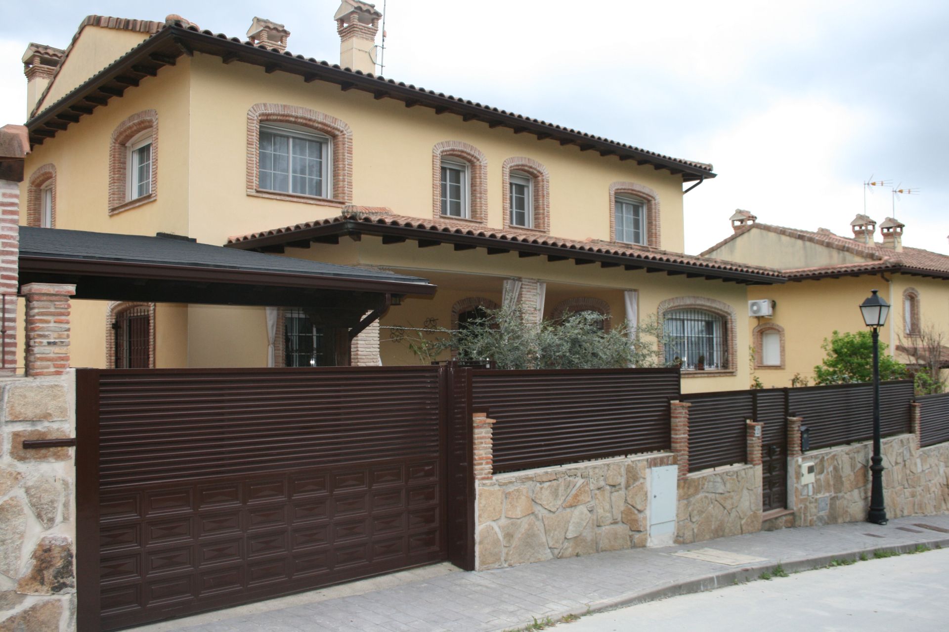 Vista exterior de Casa o xalet en venda en Piedralaves amb Calefacció, Jardí privat i Piscina