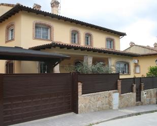 Vista exterior de Casa o xalet en venda en Piedralaves amb Calefacció, Jardí privat i Piscina