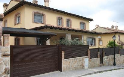Exterior view of House or chalet for sale in Piedralaves  with Heating, Private garden and Swimming Pool