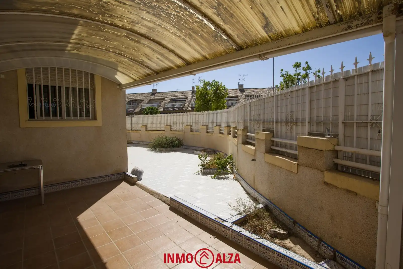 Außenansicht von Einfamilien-Reihenhaus zum Verkauf in Los Alcázares mit Privatgarten, Terrasse und Abstellraum