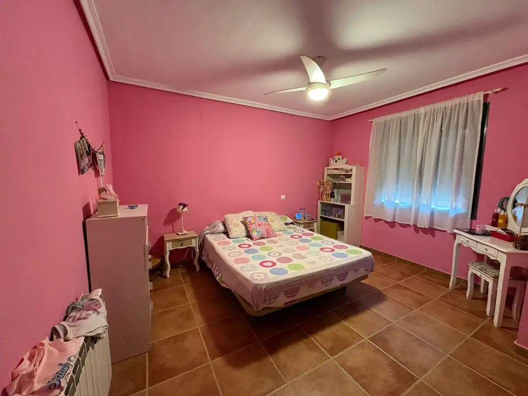 Dormitori de Casa adosada en venda en Calera y Chozas amb Aire condicionat i Calefacció