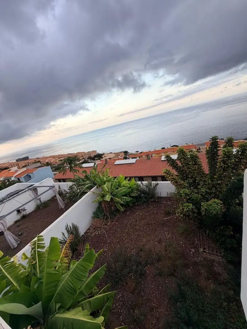 Vista exterior de Casa adosada en venda en El Rosario amb Jardí privat i Terrassa