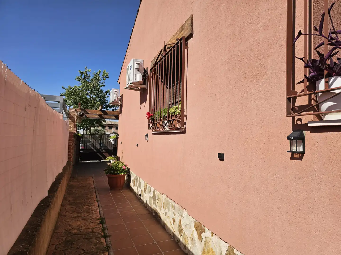 Vista exterior de Casa o xalet en venda en Cedillo del Condado amb Aire condicionat, Calefacció i Jardí privat