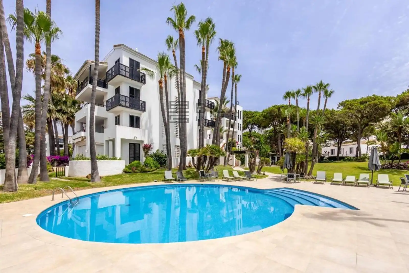Pis amb piscina en venda a Jardines de la Golondrinas