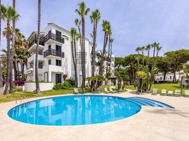 Flat with pool for sale in Jardines de la Golondrinas