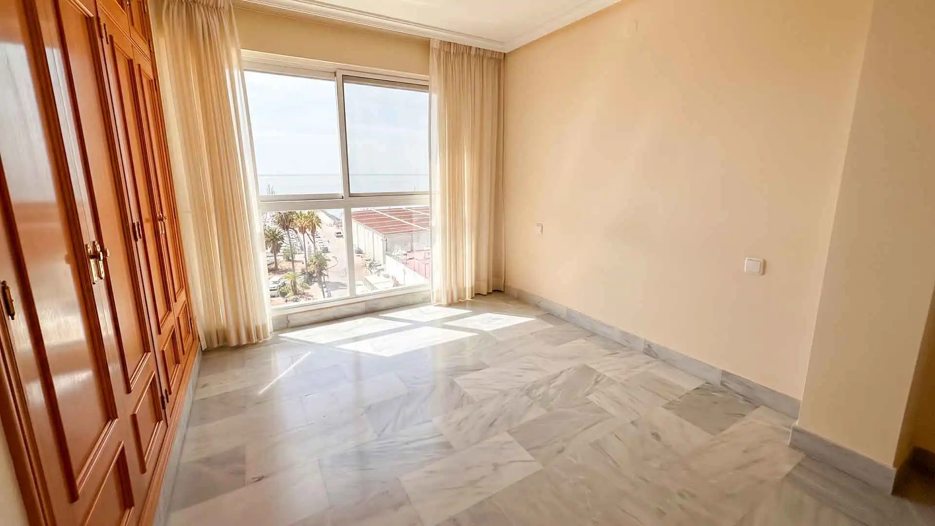 Dormitori de Apartament de lloguer en Marbella amb Terrassa, Piscina i Piscina comunitària