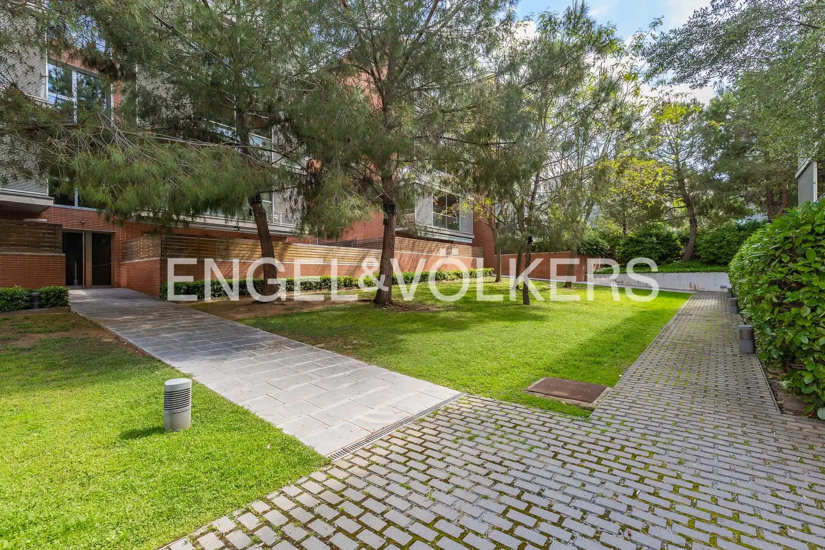 Vista exterior de Piso en venta en Sant Cugat del Vallès con Aire acondicionado, Calefacción y Jardín privado