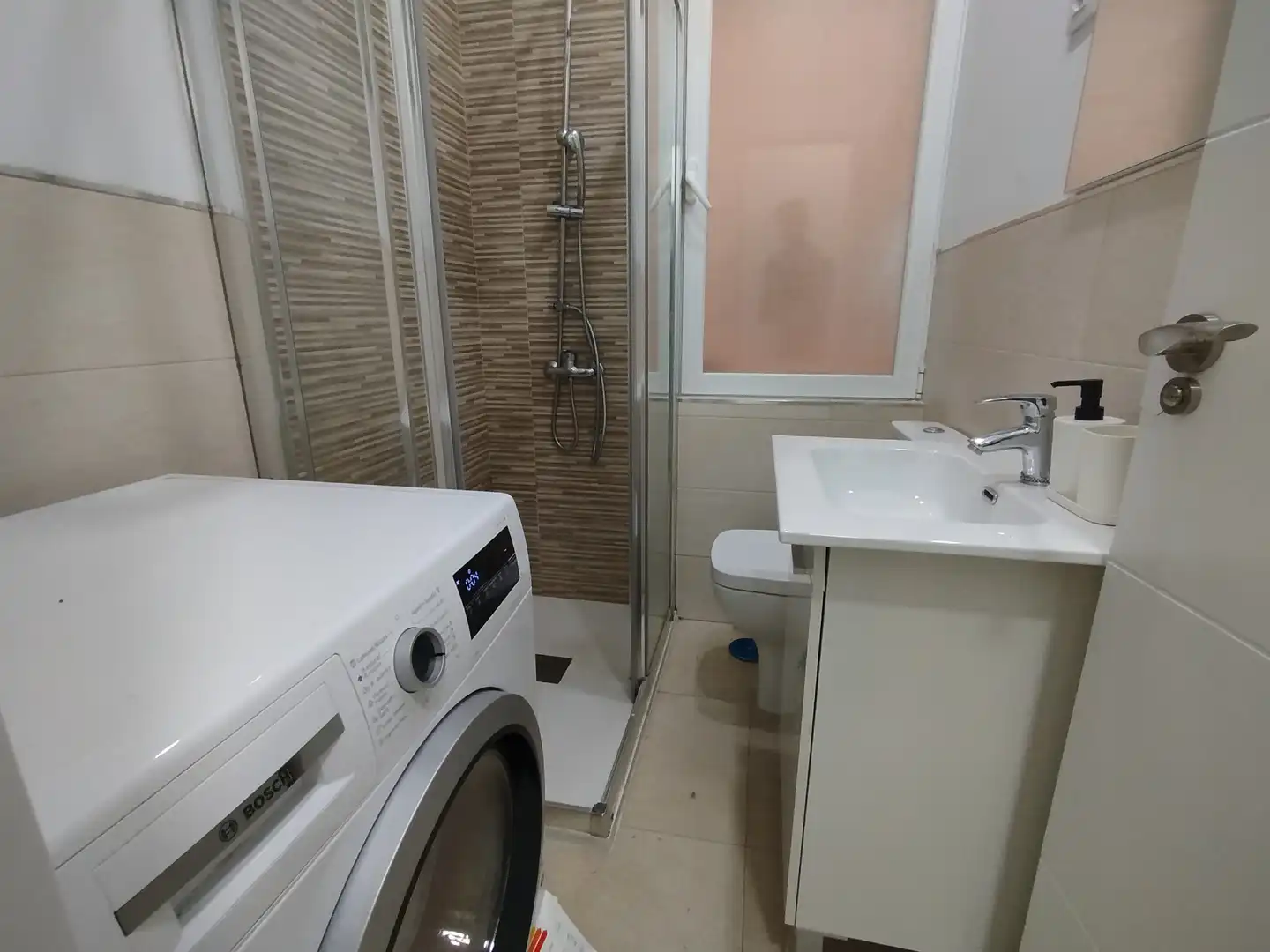 Bathroom of Flat for share in Madrid  with Air Conditioner, Heating and Furnished