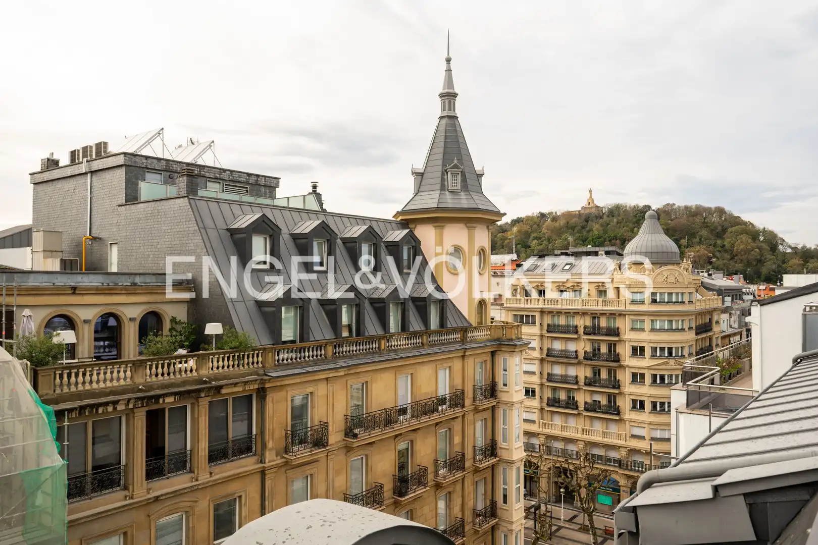Außenansicht von Wohnung zum Verkauf in Donostia - San Sebastián  mit Heizung, Parkett und Abstellraum