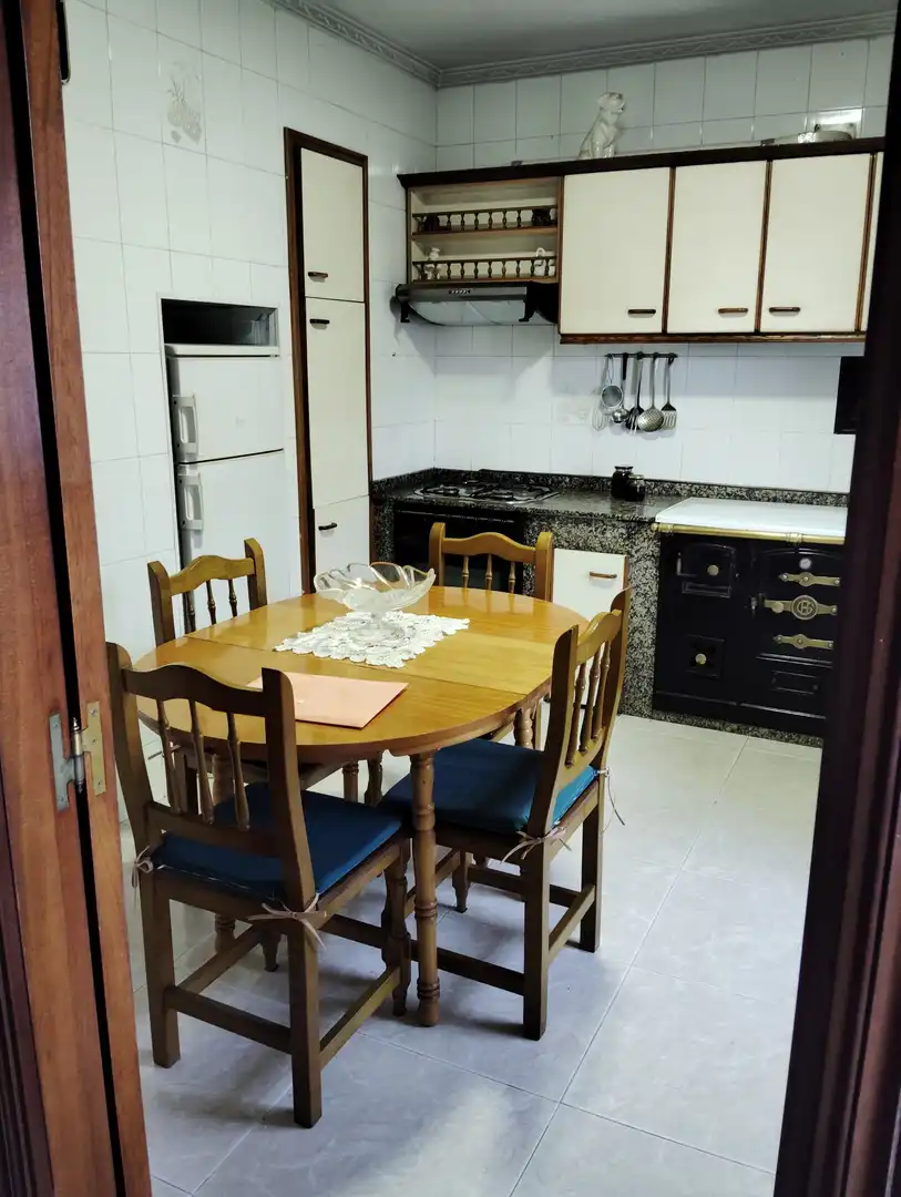 Cuina de Casa o xalet en venda en Noia amb Terrassa i Moblat