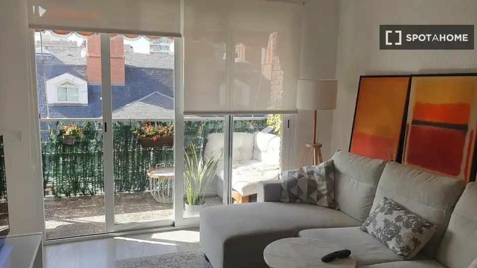 Living room of Flat for rent in Madrid  with Air Conditioner, Heating and Furnished