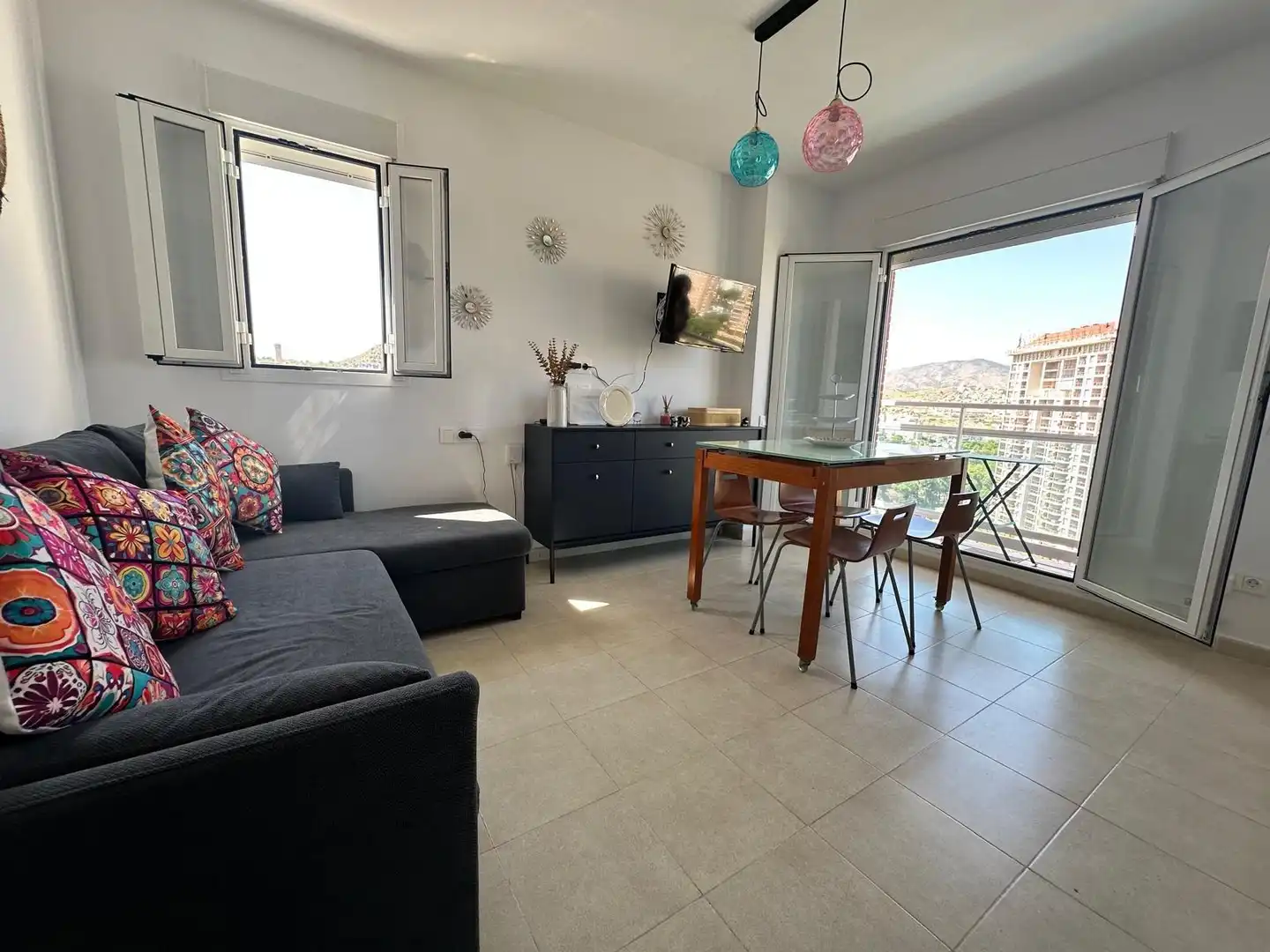 Sala d'estar de Estudi en venda en Finestrat amb Jardí privat, Terrassa i Moblat