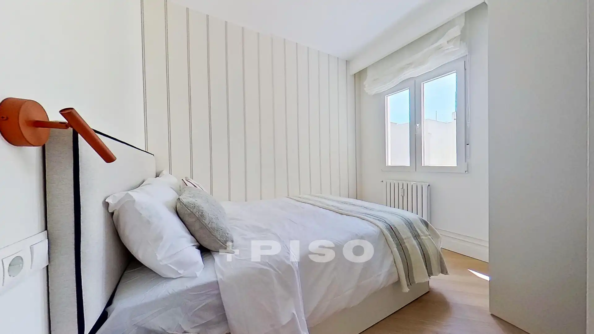 Schlafzimmer von Dachboden zum Verkauf in Madrid mit Klimaanlage, Terrasse und Möbliert
