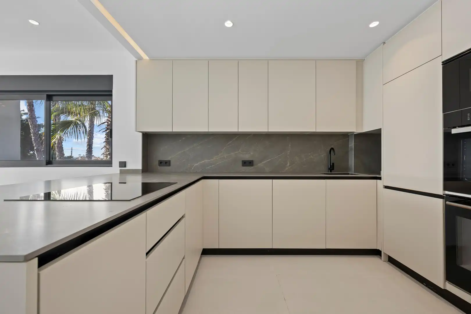 Cocina de Ático en venta en Estepona con Piscina comunitaria