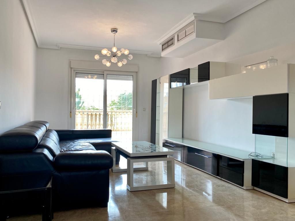 Sala d'estar de Casa adosada de lloguer en  Almería Capital amb Aire condicionat, Jardí privat i Parquet
