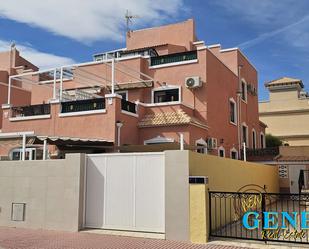 Vista exterior de Casa adosada en venda en Orihuela amb Aire condicionat, Terrassa i Balcó