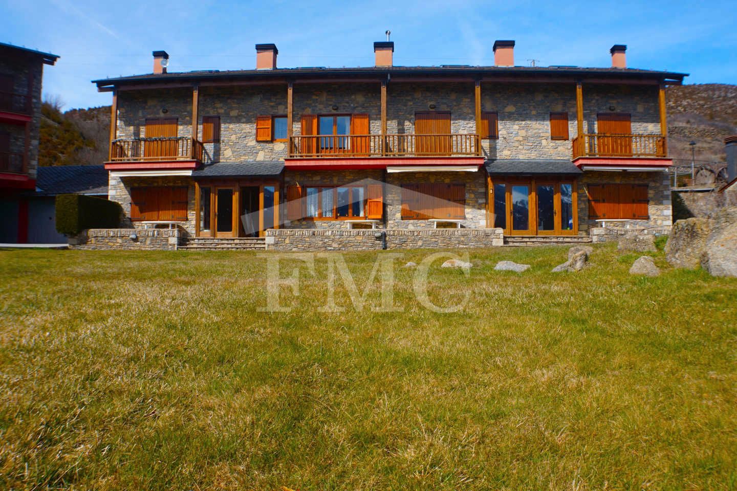 Vista exterior de Casa o xalet en venda en Isòvol amb Calefacció, Parquet i Traster