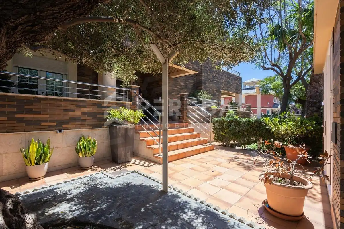 Vista exterior de Casa o chalet en venta en Roquetas de Mar con Aire acondicionado, Jardín privado y Piscina