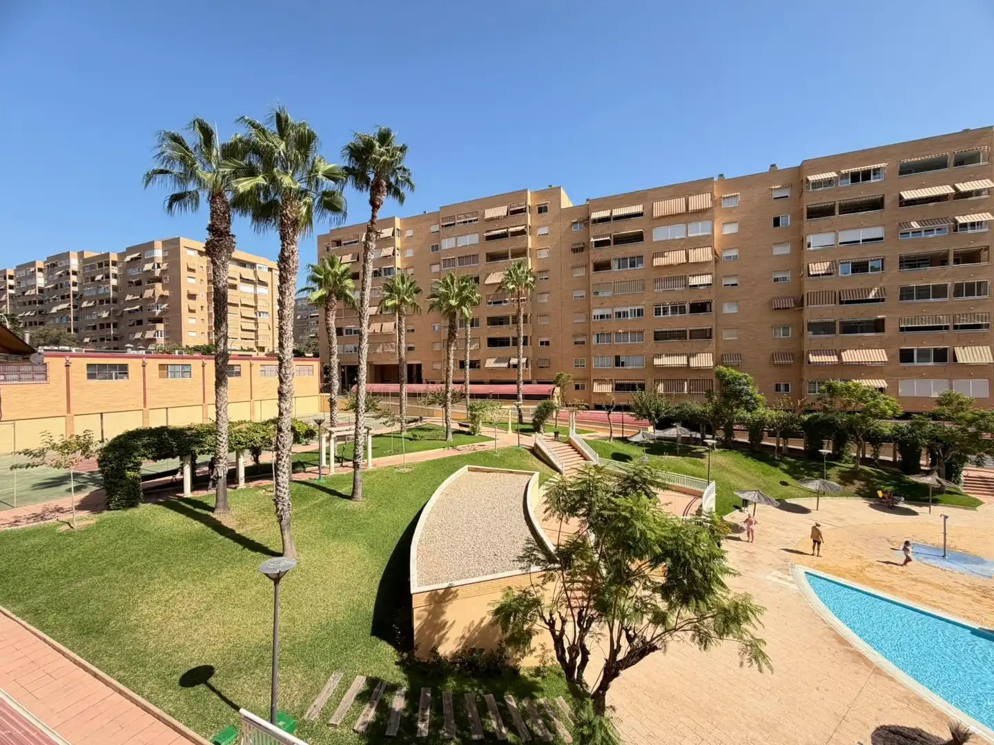 Vista exterior de Piso de alquiler en Alicante / Alacant con Aire acondicionado, Amueblado y Piscina comunitaria