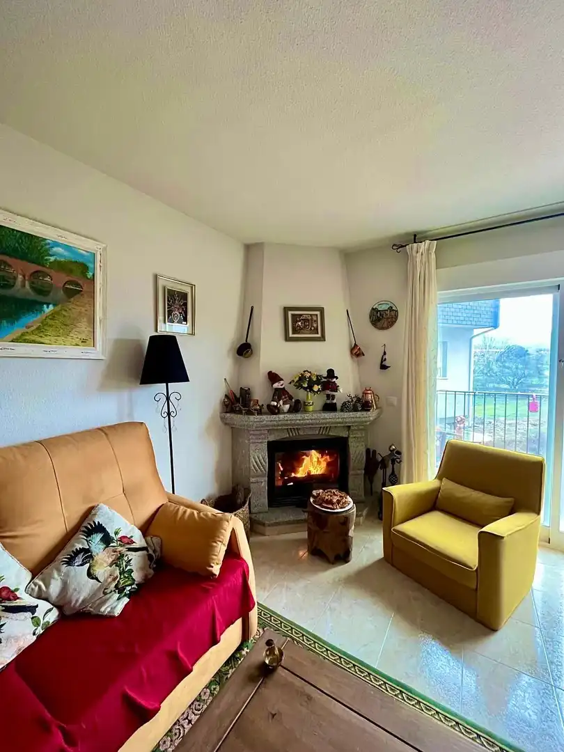 Sala de estar de Dúplex en venta en Navaluenga con Calefacción, Terraza y Amueblado