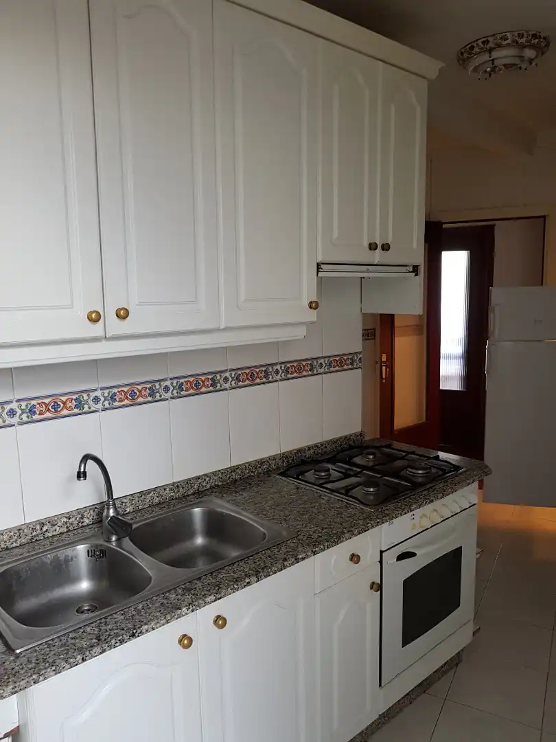 Cuina de Pis en venda en Santiago de Compostela  amb Calefacció, Moblat i Forn