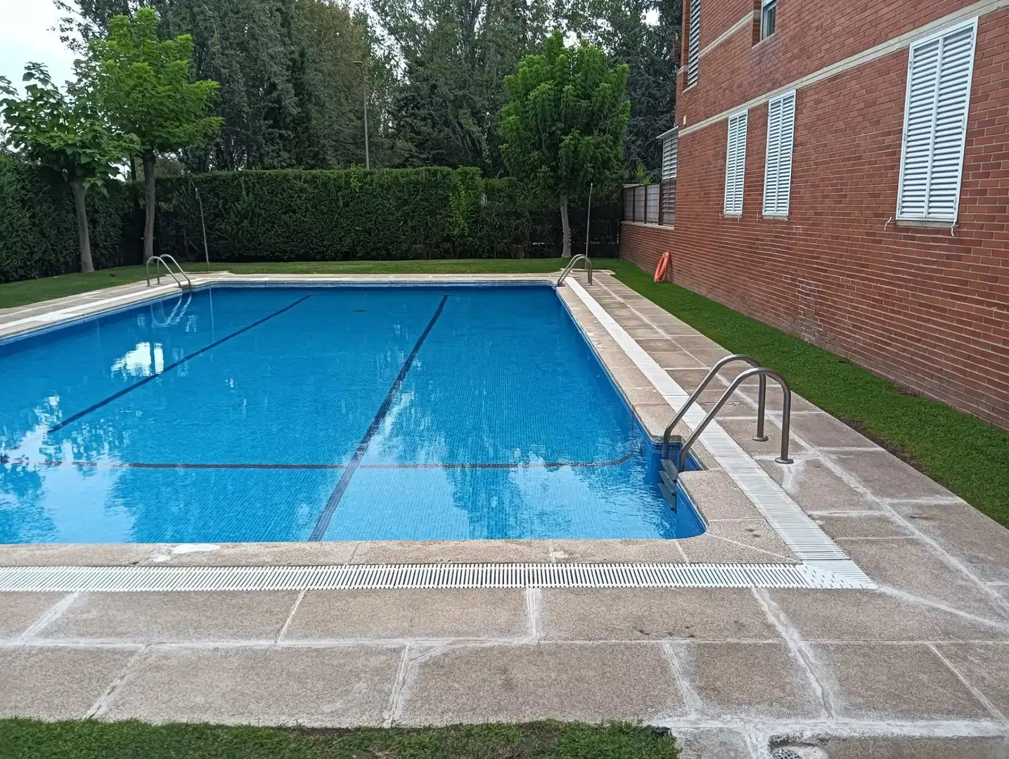 Piscina de Piso en venta en Las Rozas de Madrid con Calefacción, Jardín privado y Piscina comunitaria