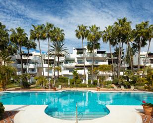 Vista exterior de Àtic en venda en Marbella amb Aire condicionat, Terrassa i Piscina