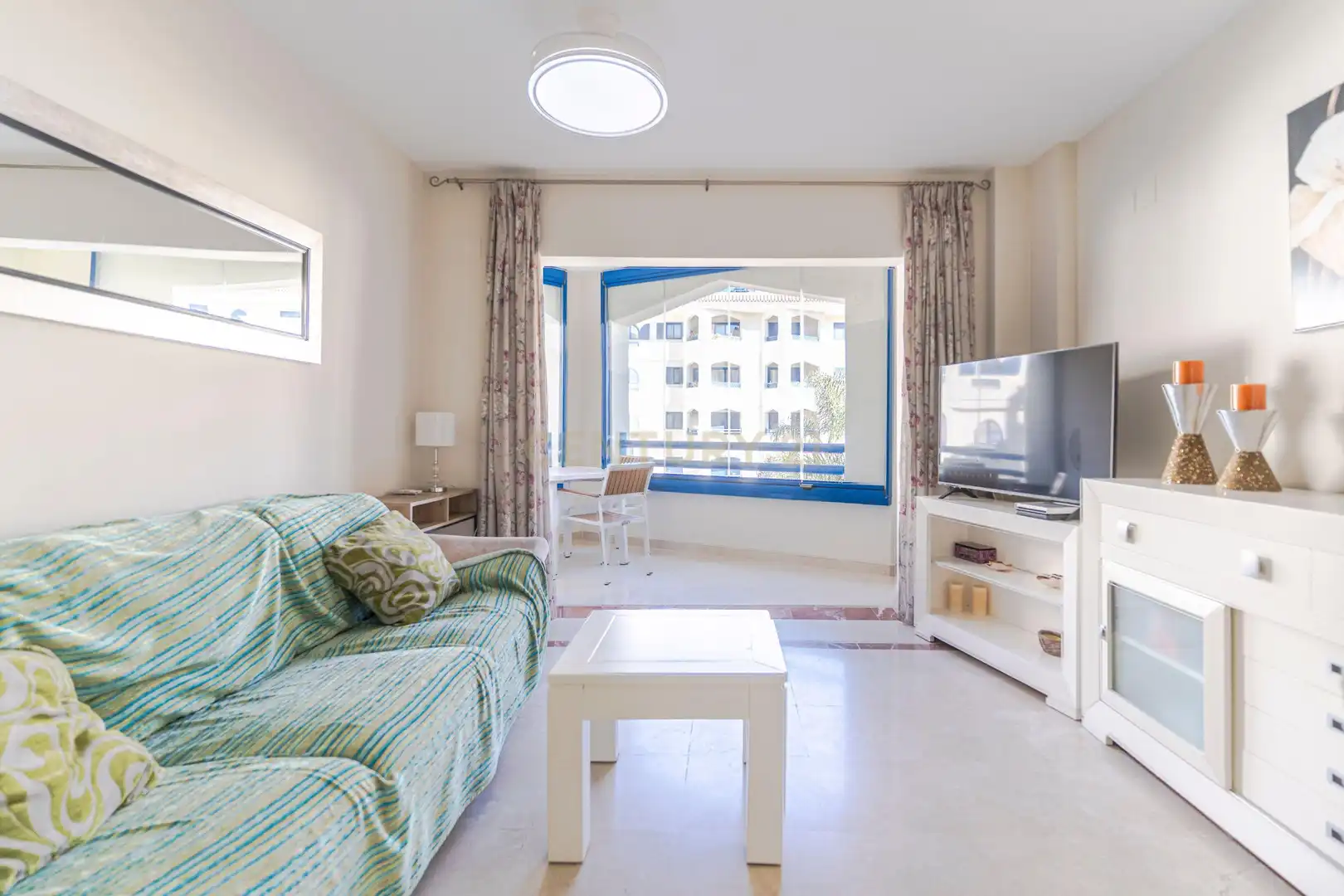 Wohnzimmer von Wohnung zum Verkauf in Manilva mit Privatgarten, Abstellraum und Gemeinschaftspool