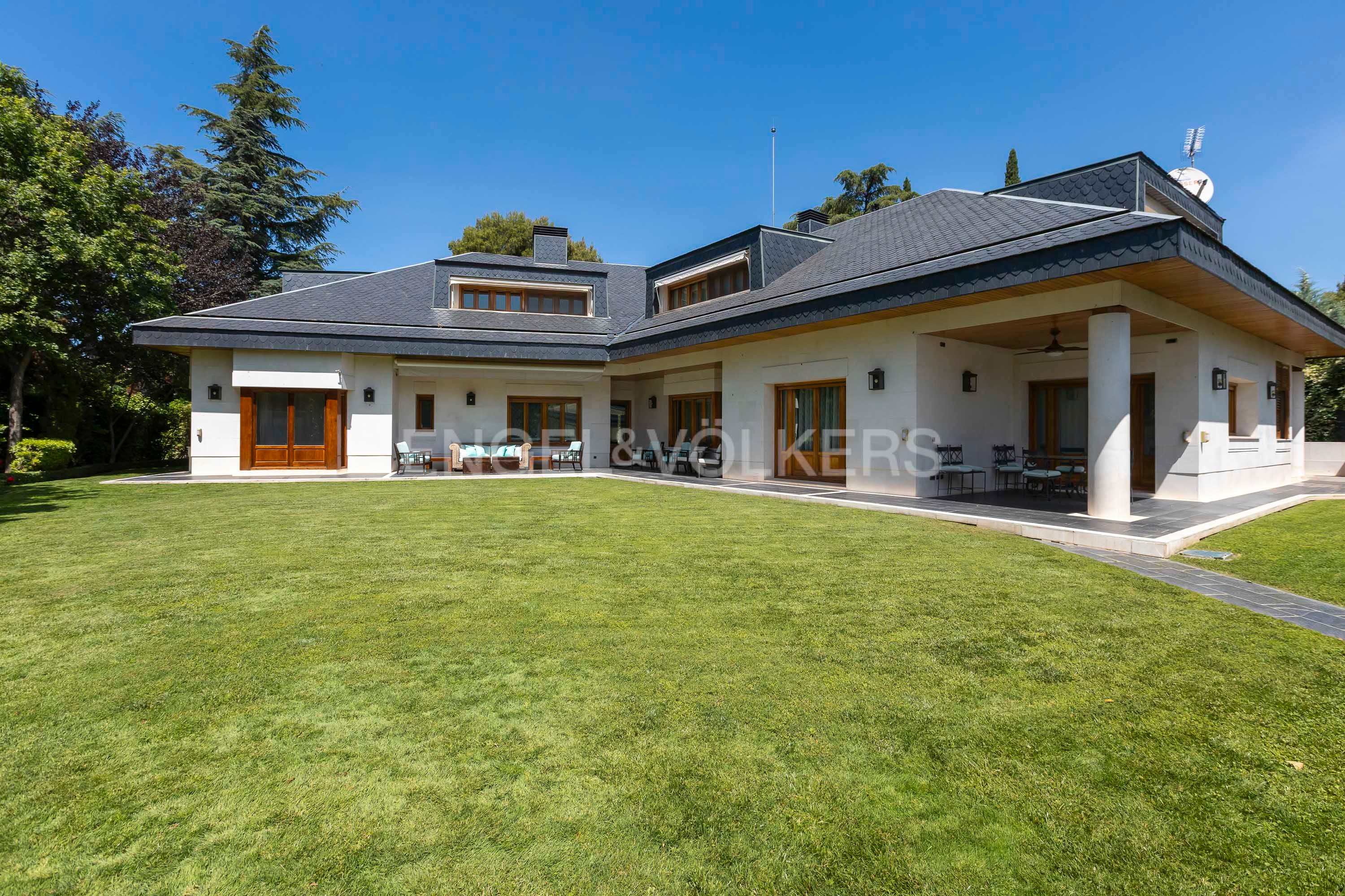 Vista exterior de Casa o chalet en venta en  Madrid Capital con Aire acondicionado, Calefacción y Jardín privado